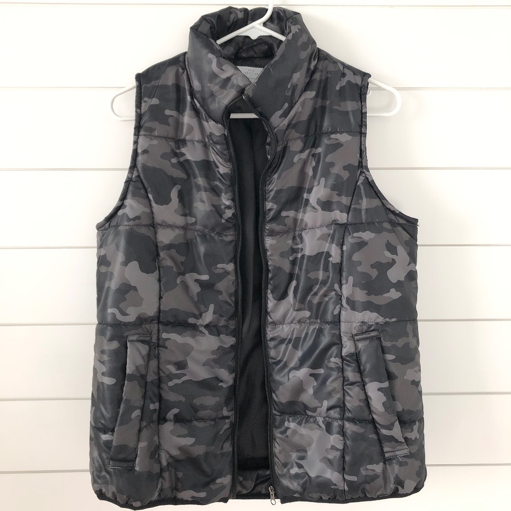 New Directions Black and Grey Camo Puffy Vest - Picture 1 of 3